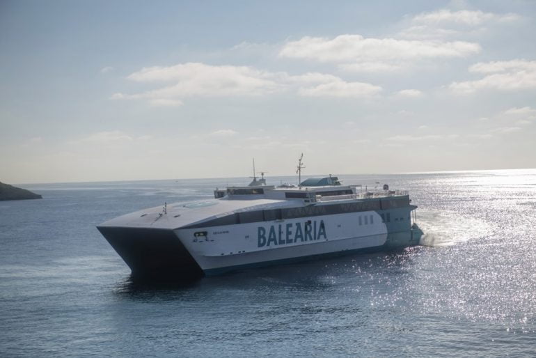 Ferry de Baleària navegando
