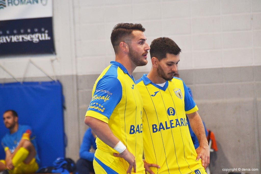 El vestuario del CFS Mar Dénia solo piensa en la victoria ante el Horadada FS 1 jaen intercambiando opinion con pla