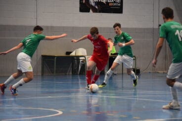 jugador denier escapant amb la pilota