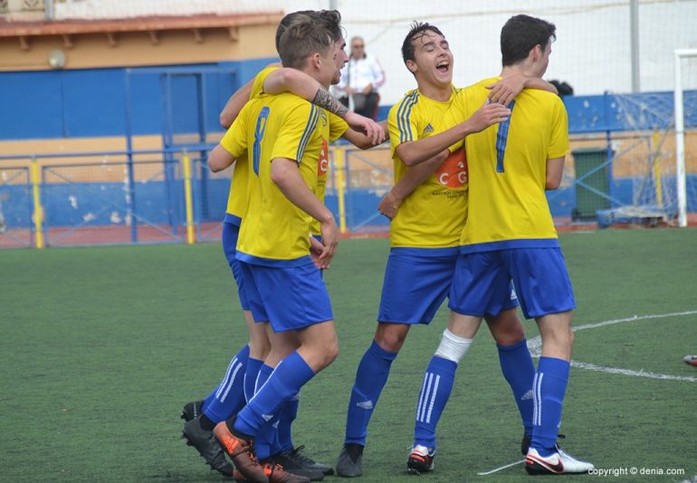 Juveniles dianenses celebrando un gol