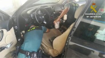 la guardia civil inspeccionando un vehiculo