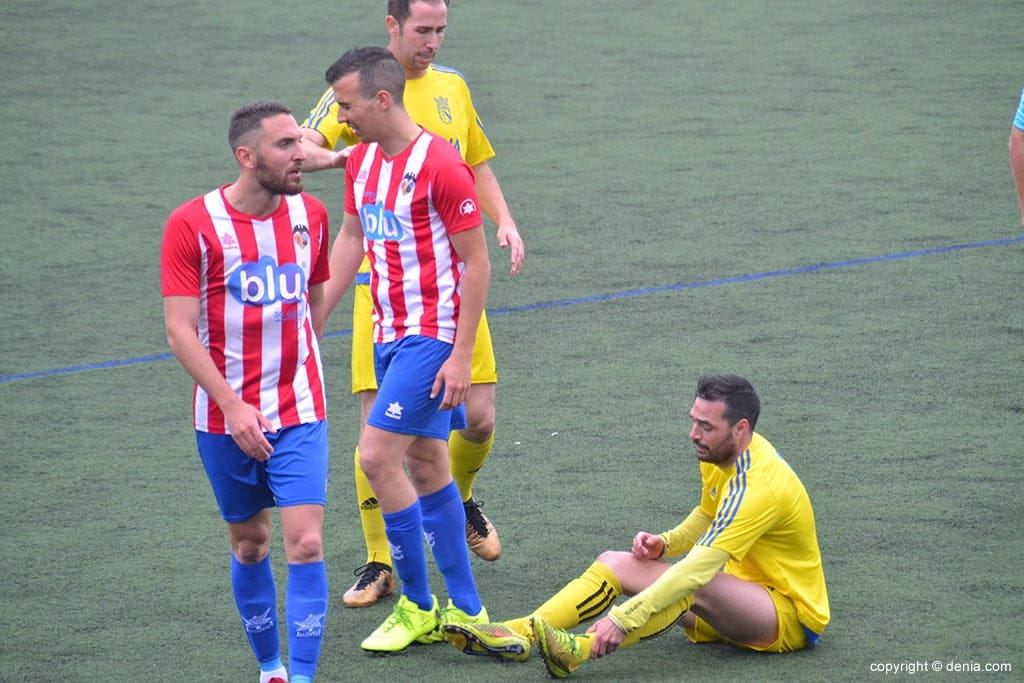 luis domenech rodeado de jugadores xabieros