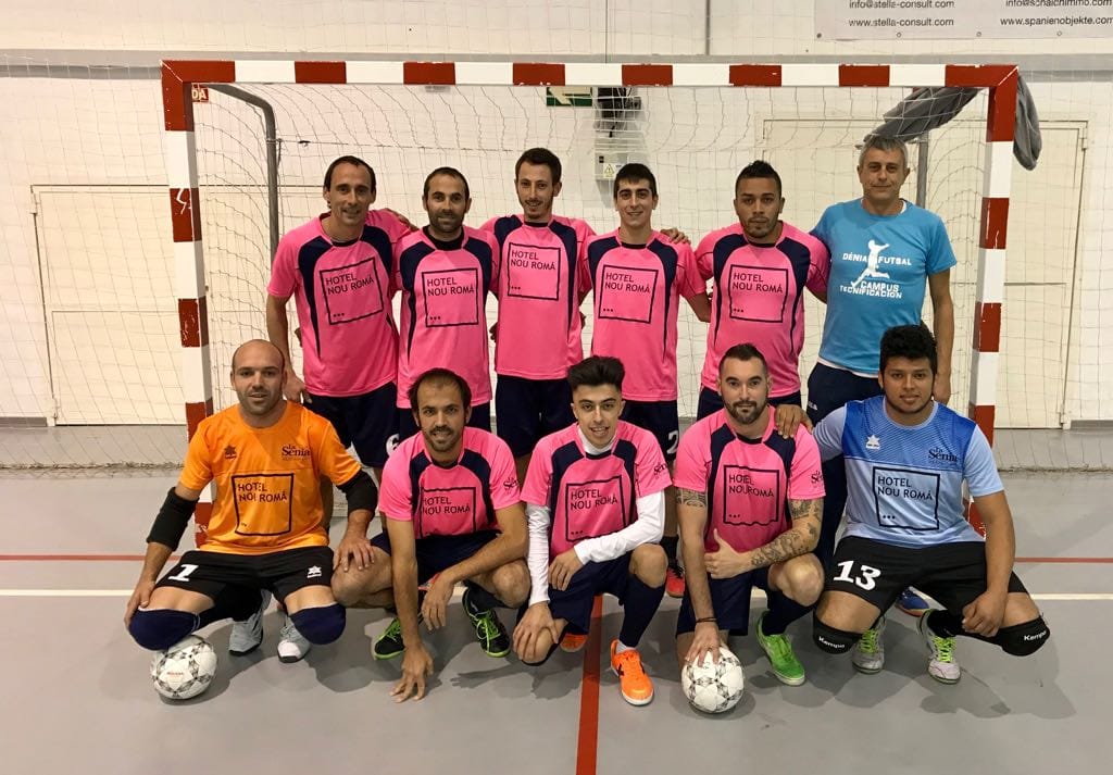Destacable goleada del H Nou Romà al Mik Mik (14-2) en la liga comarcal de fútbol sala 1 miembros del equipo hotel nou roma