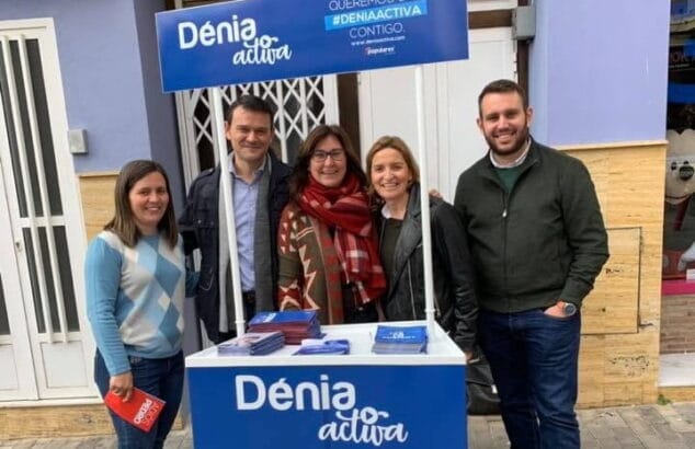 miembros del pp en una accion de campana en denia