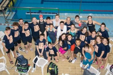 nadadores del club aquatics les marines celebrando el titulo