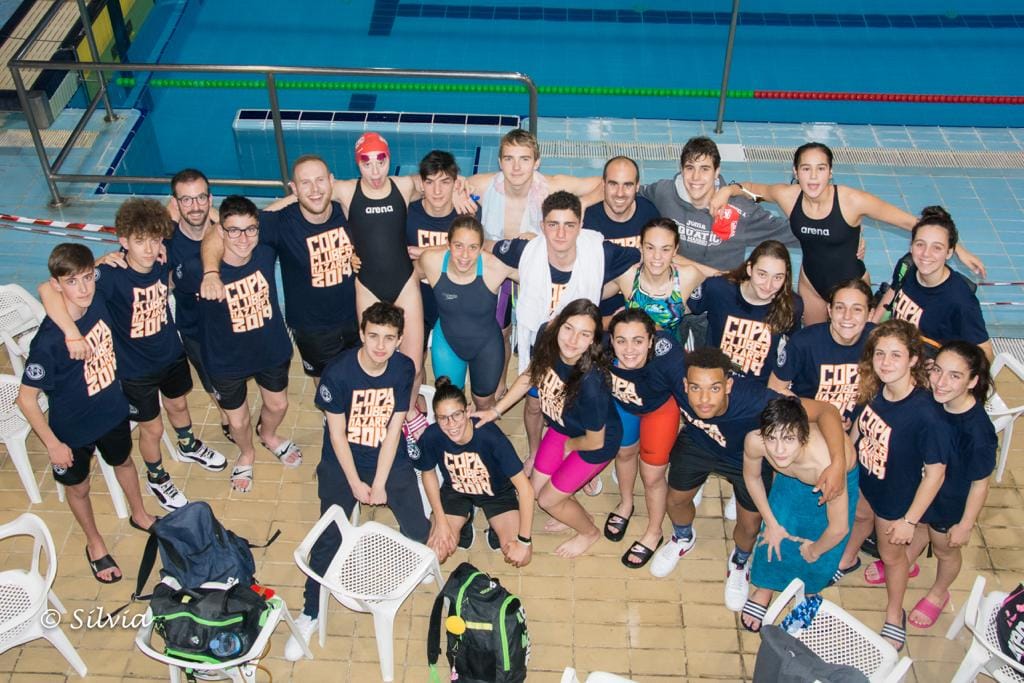 El Club Aquatics Les Marines logra el Campeonato de 2ª División y asciende a Primera 1 nadadores del club aquatics les marines celebrando el titulo