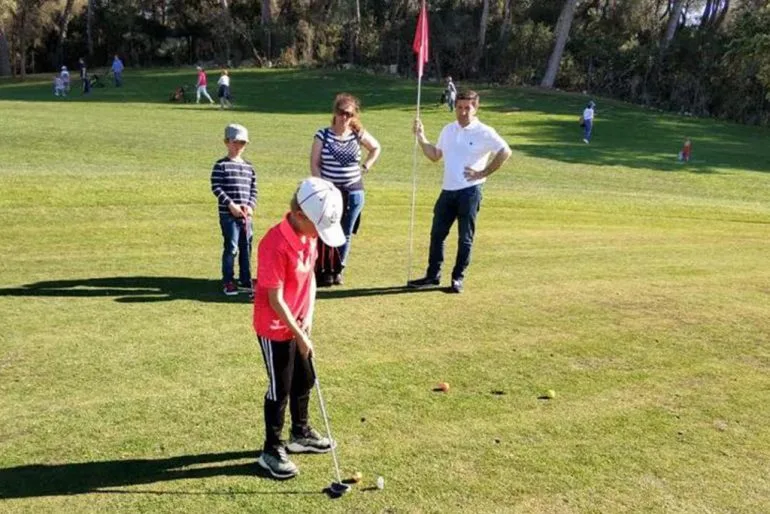 Niños jugando en el campo La Sella Golf