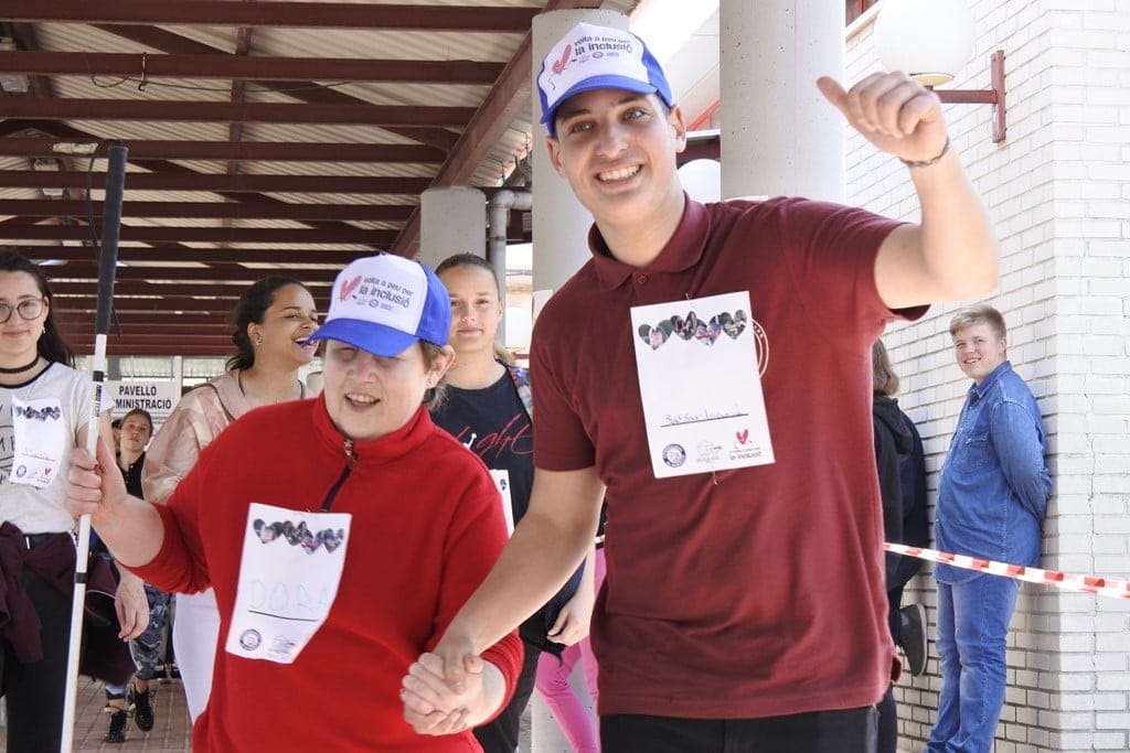 participantes en la volta a peu per la inclusio