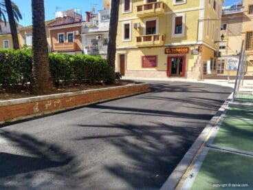 Paso de vehículos por la plaza Fontanella