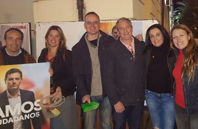 pegada de carteles de ciudadanos