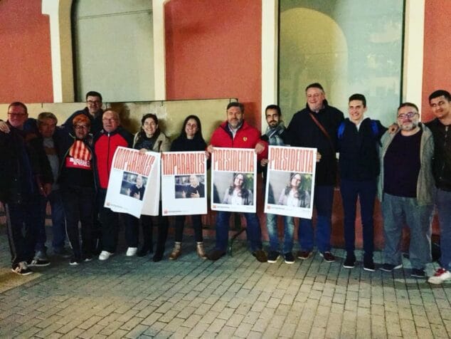 pegada de carteles de compromis denia