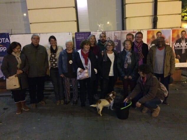 pegada de carteles de podemos
