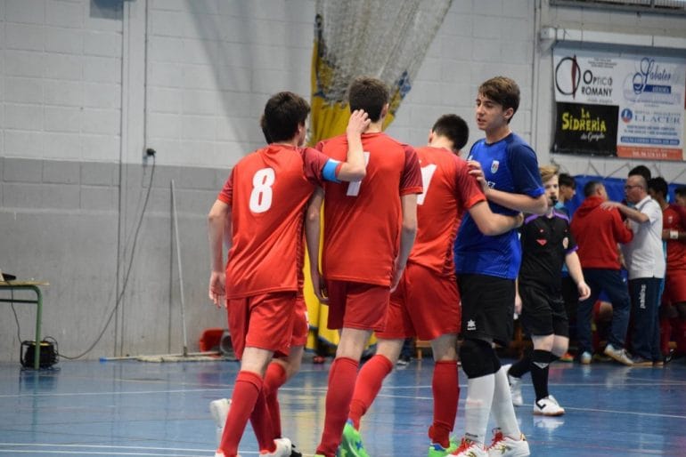 Piña de jugadores del Paidos tras el partido ante el Calpe