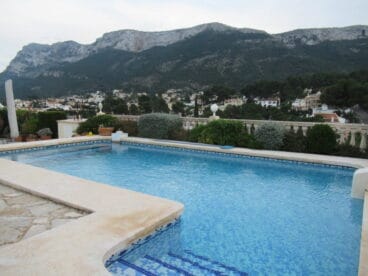 piscina villa abbey properties
