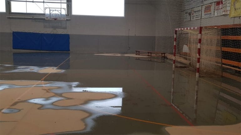 Pista llena de barro y agua
