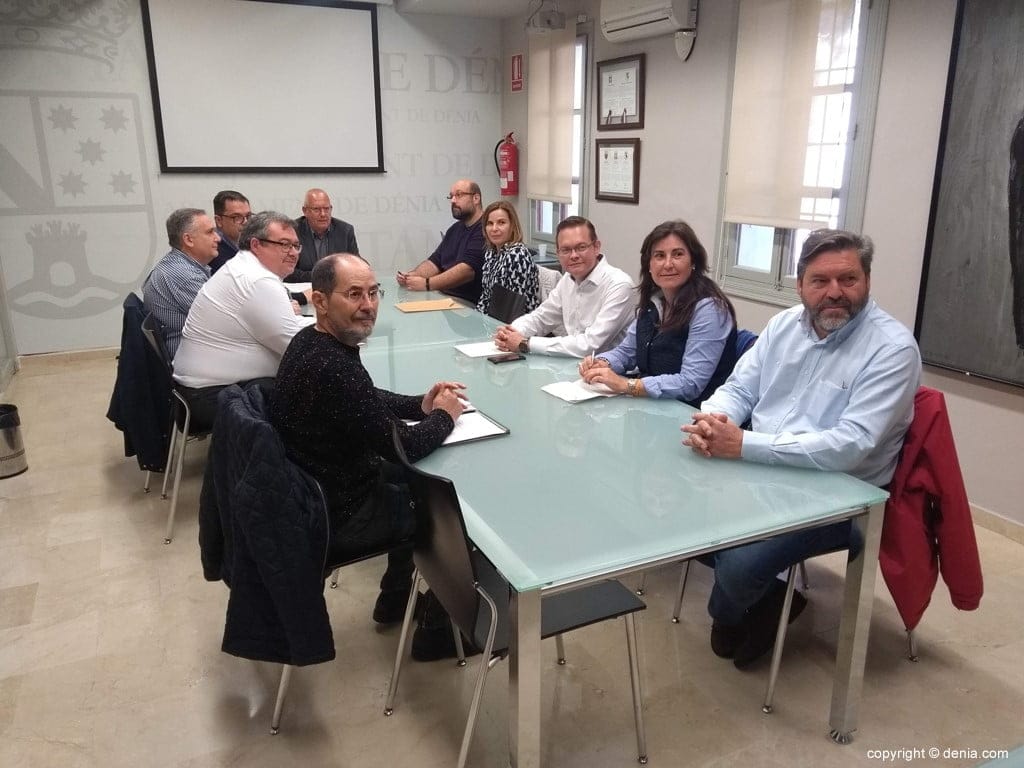 reunion en el ayuntamiento con los miembros de decona y aqualia