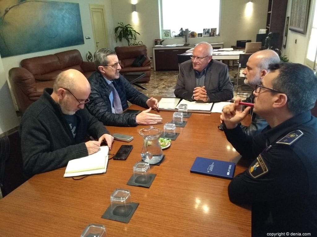 reunion en el ayuntamiento de denia con el director general de seguridad y emergencias