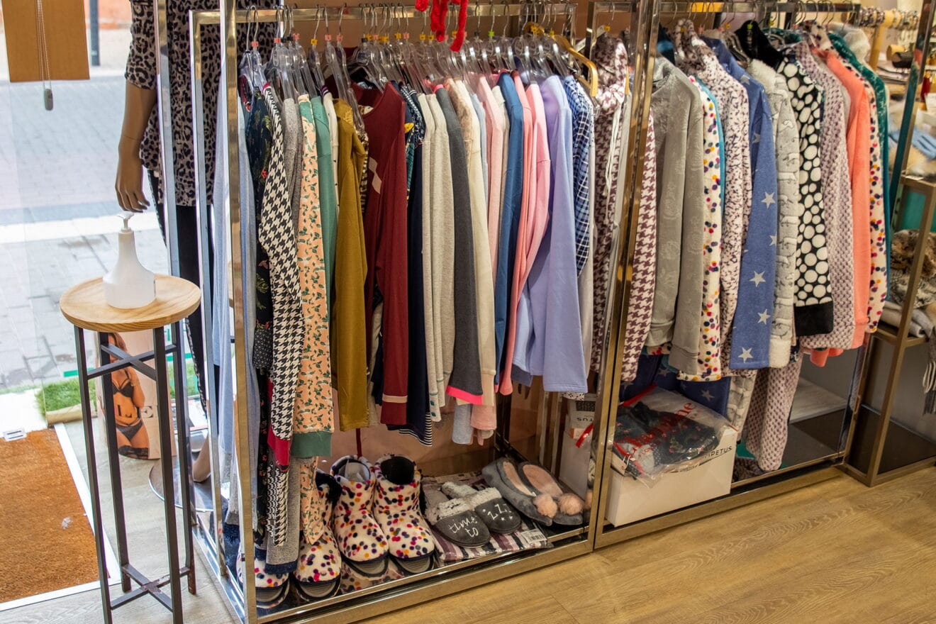 Ropa y zapatillas de estar por casa en Dénia - Leveleleven