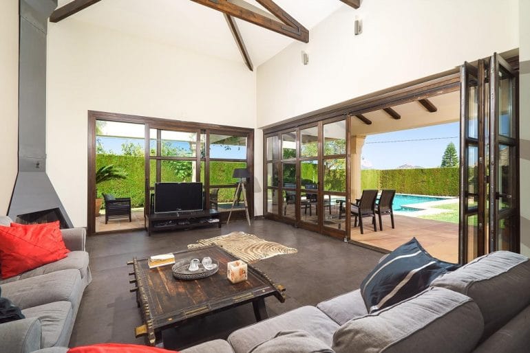 Salón con vistas en Aguila Rent a Villa