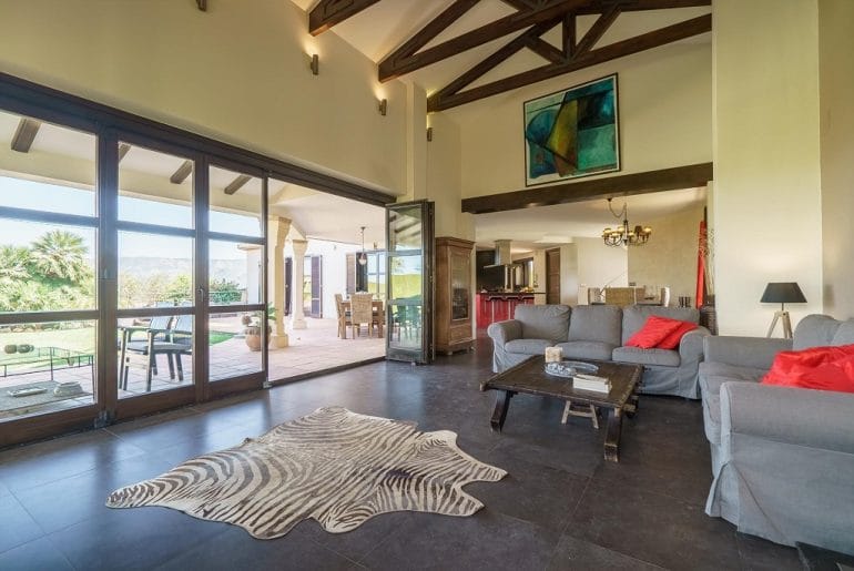 Salón y terraza villa alquiler en Aguila Rent a Villa