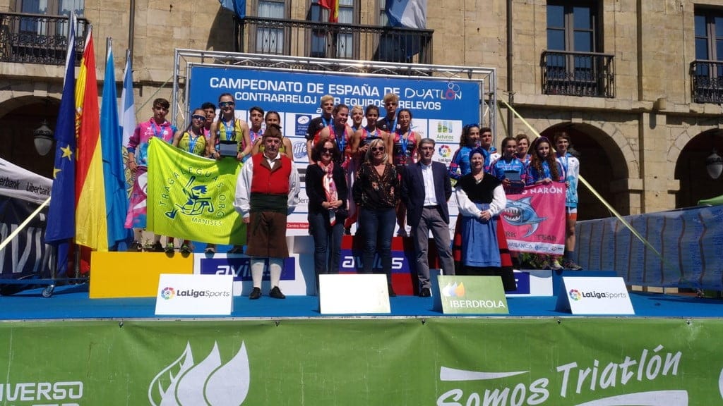 sara gimeno en el podium duatlon relevos escolar