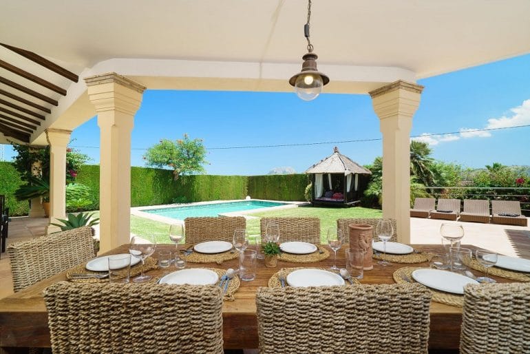 Terraza y piscina alquiler vacacional Aguila Rent a Villa