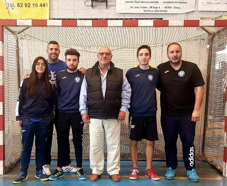 Vicent Crespo con los monitoroes del Campus de Tecnificación del CFS Dianense