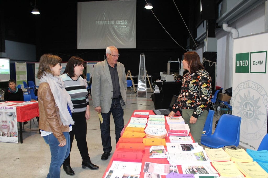 visita del alcalde y concejalas al stand de la uned