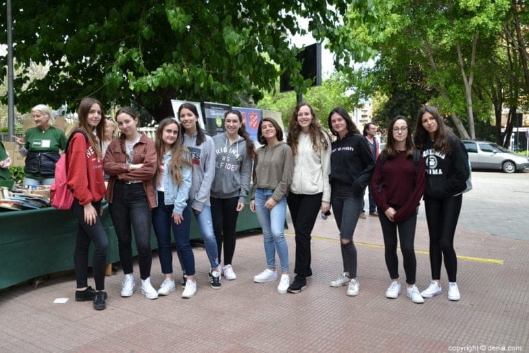 Voluntarias del IES Chabàs enla jornada 1 Libro x 1 Kilo