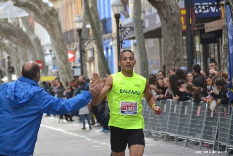 Youssef Ahatach saludando