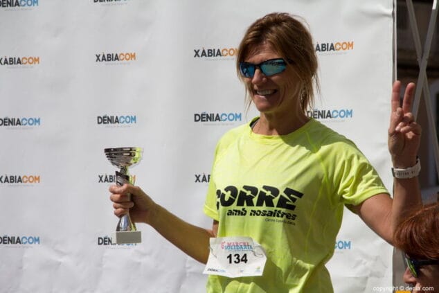 04 entrega de premios vi marcha solidaria raquel paya podium veteranas