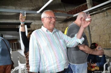 Vicent Grimalt brindando por la victoria