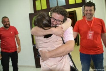 Abrazo entre Melani Ivars y Oscar Mengual