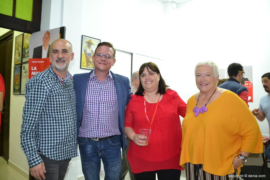 12 visita de podemos a la sede socialista