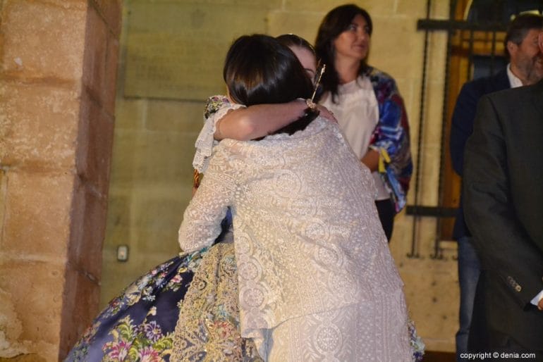 Elección de las falleras mayores de Dénia 2020 - Abrazo entre Safir y Amparo