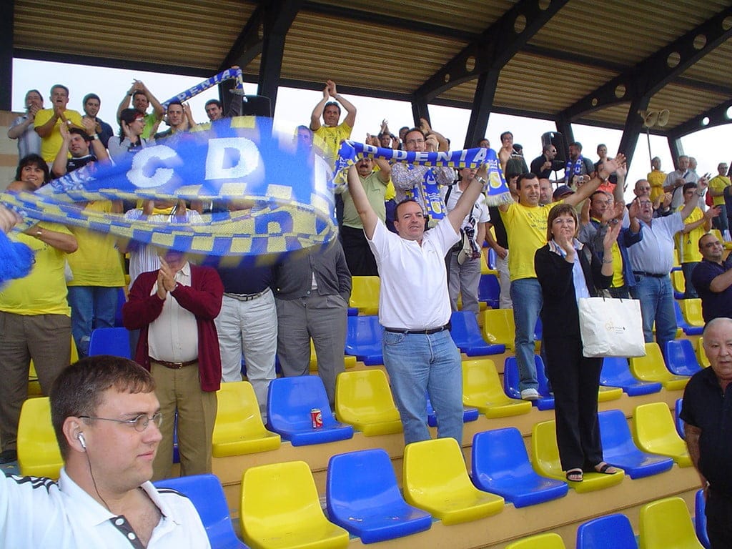 aficionados animando al denia
