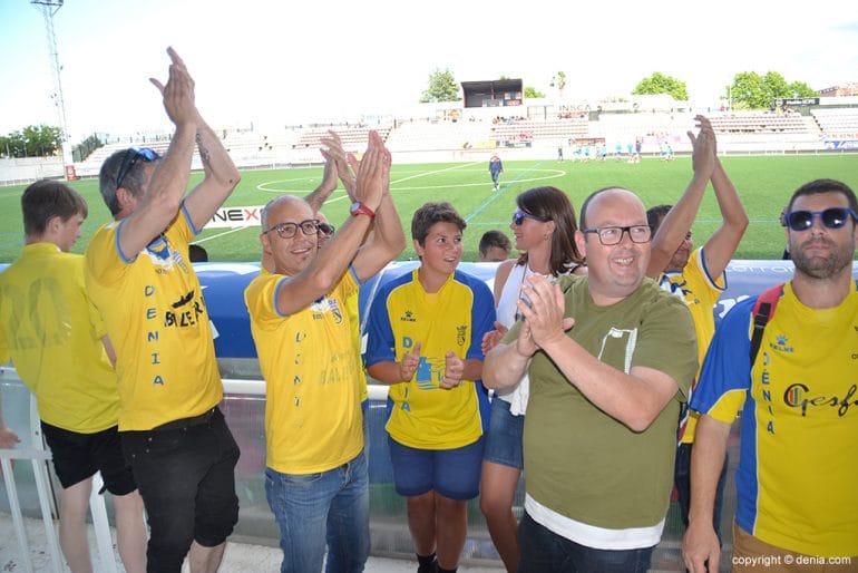 Ambiente de fiesta en los seguidores dianenses