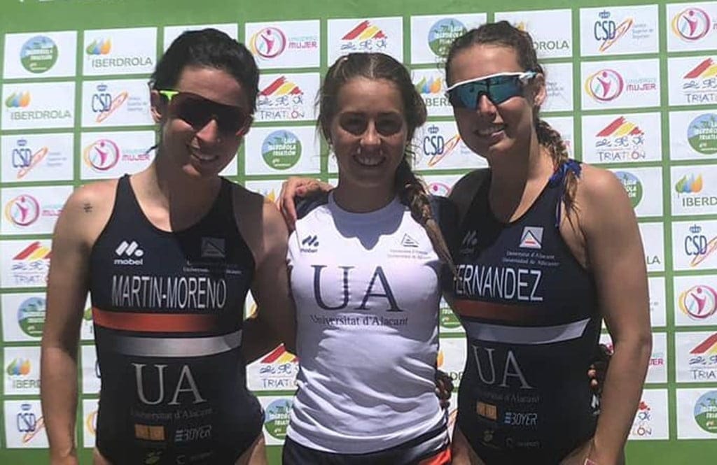 andrea con sus companeras de equipo