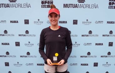 andrea redondo con un trofeo