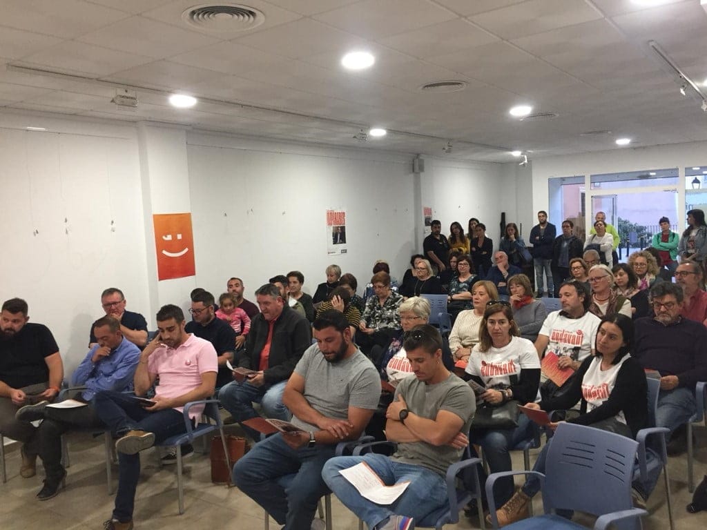 asistentes a la presentacion del programa de jesus pobre