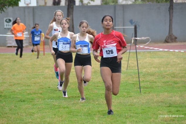 atleta de pedreguer seguida de dos dianenses