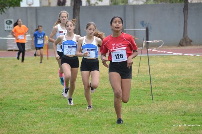 Atleta de Pedreguer seguida de dos dianenses