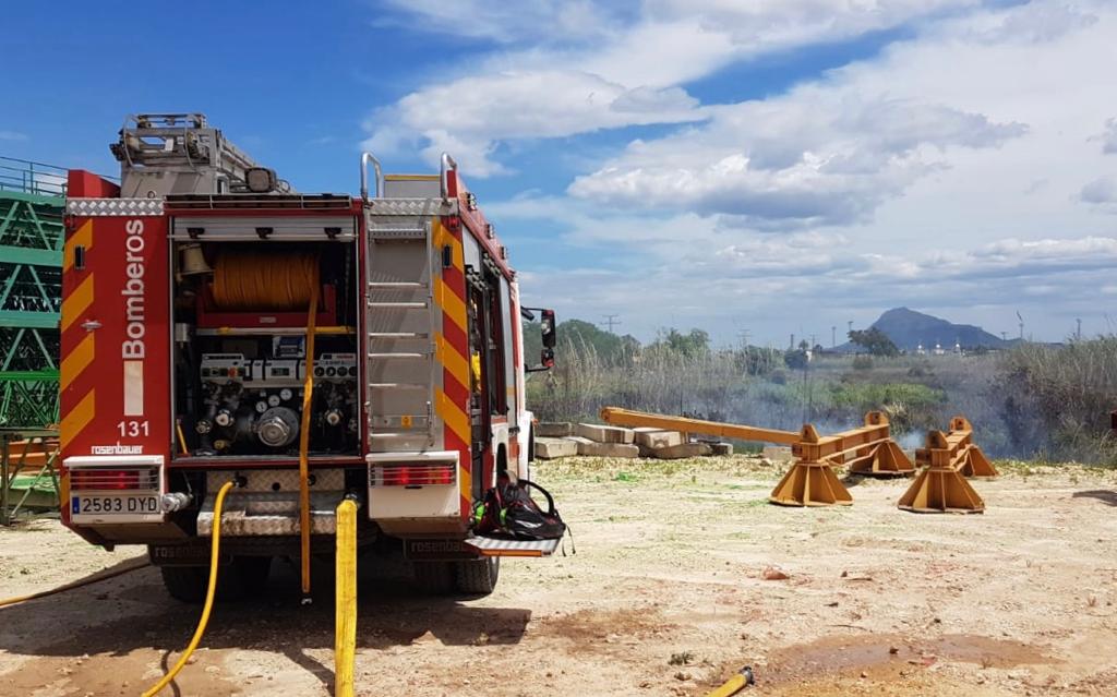 bomberos de denia en el incendio de la marjal