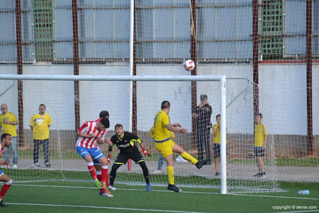 El CD Dénia pagó muy caro sus errores en Onda (2-0) 6 cesar remata de cabeza