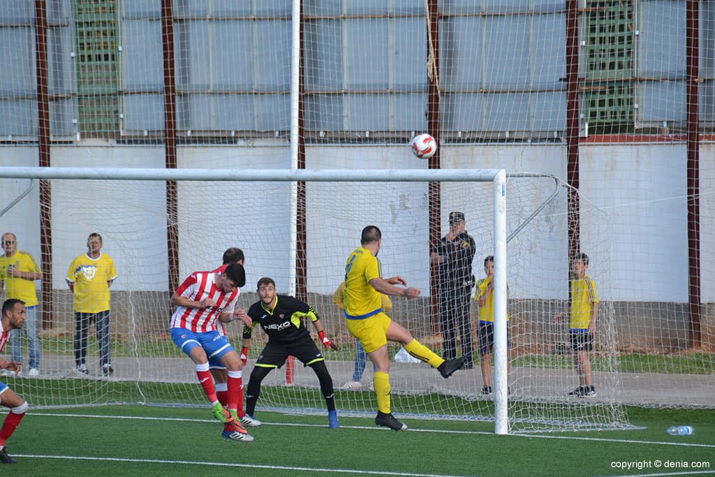 El CD Dénia pagó muy caro sus errores en Onda (2-0) 2 cesar remata de cabeza