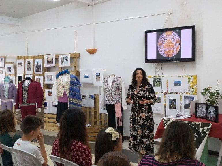 Charla sobre indumentaria valenciana en la falla Saladar