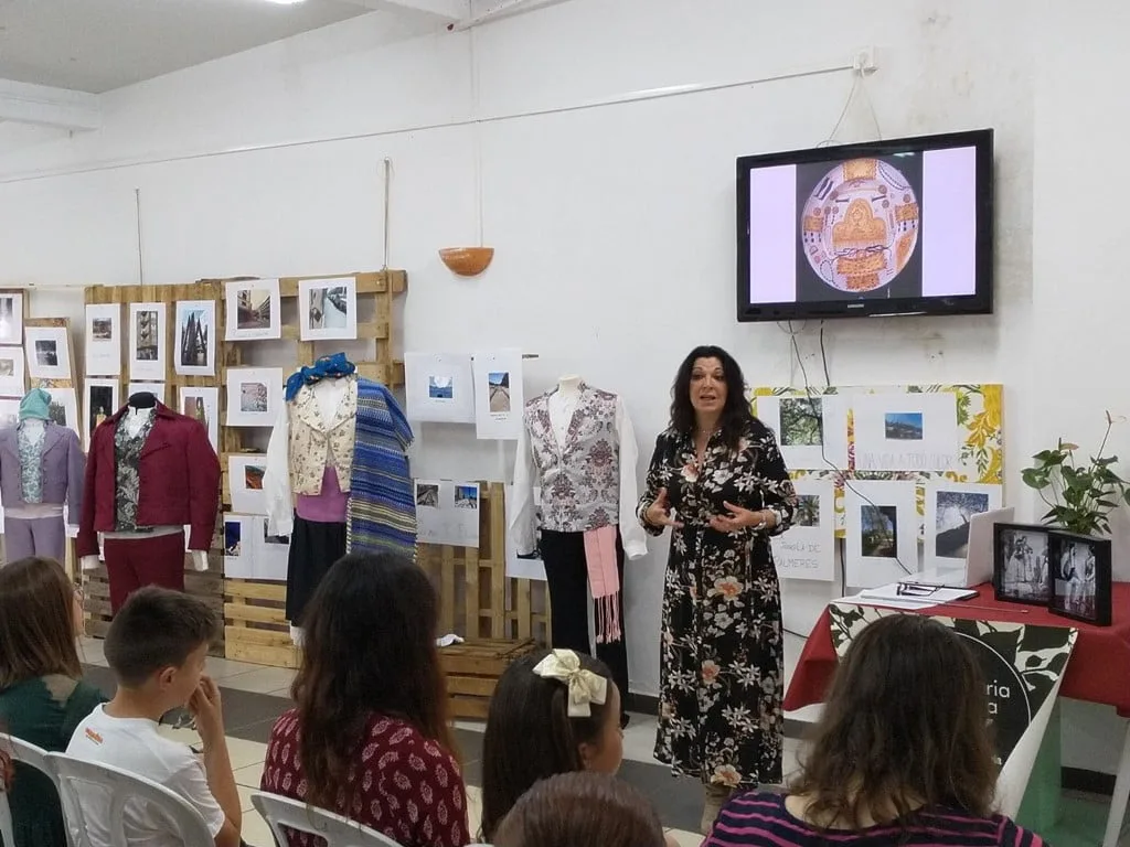 Más de un centenar de fotografías participan en el concurso 'Racons del Saladar' 2 charla sobre indumentaria valenciana en la falla saladar