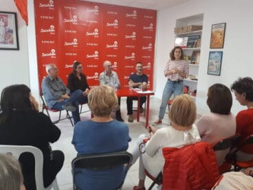 conversaciones sobre cultura en la sede de los socialistas