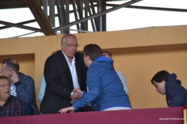 Crespo da la bienvenida al palco a Kiko Catalán