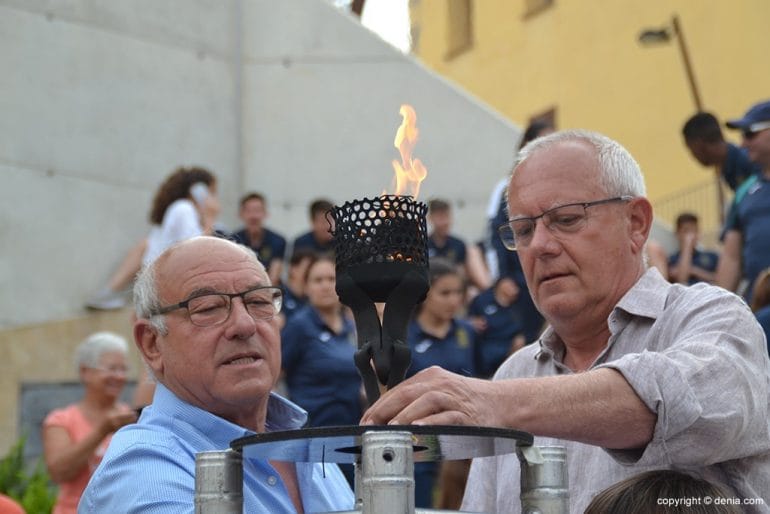 Crespo y Grimalt colocando la antorcha